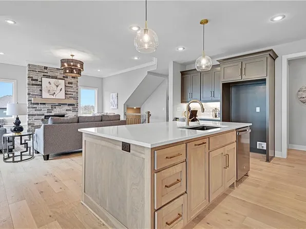 17421 Gillette St, Overland Park, KS 66221