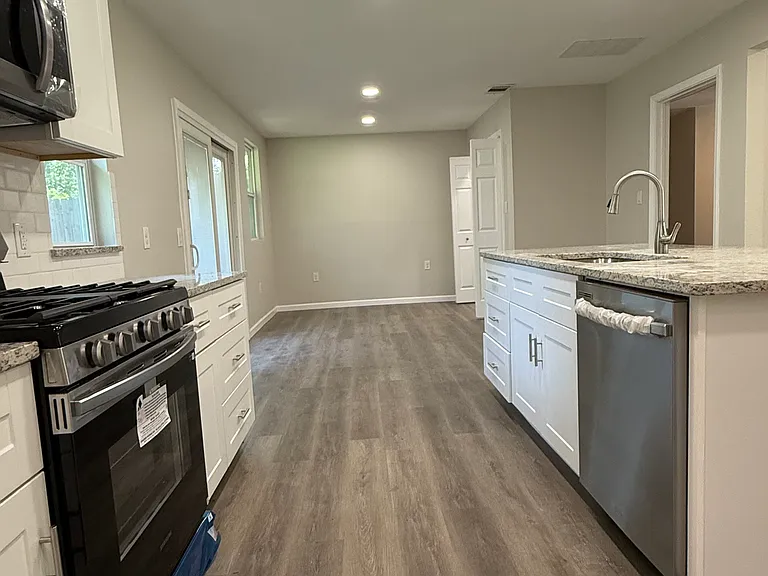 1817 Crescent St — Photo 14