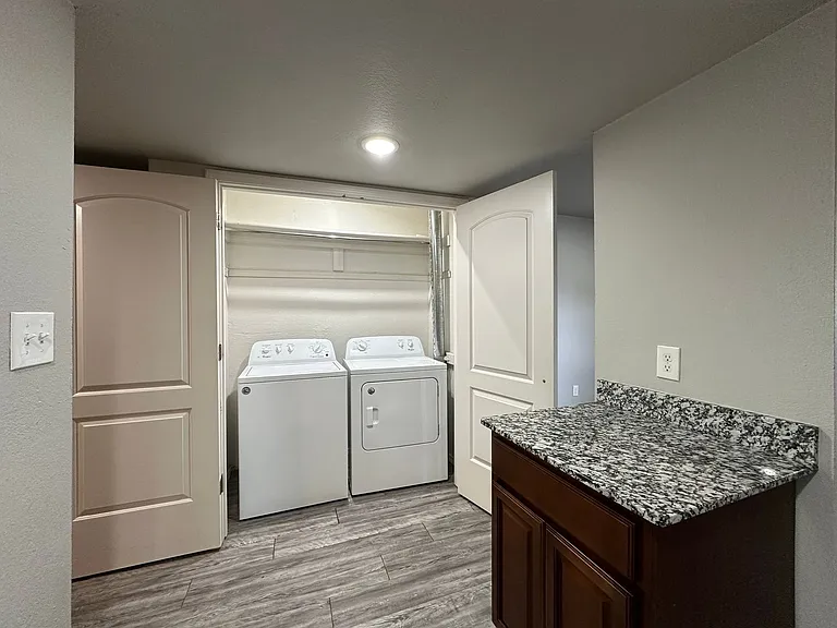 Pavilion Place Apartments — Photo 28