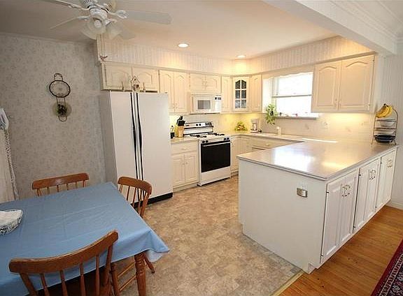 3rd image of 1211 Eagleshire Dr