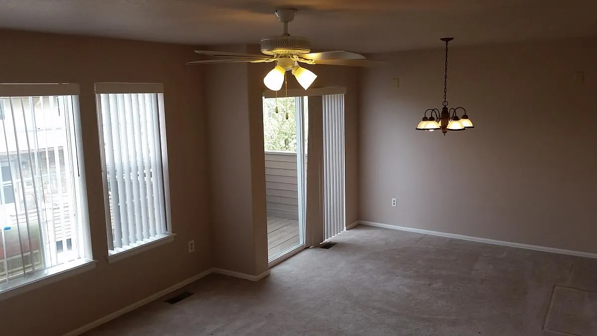 Spacious living room - 3072 Capstan Way
