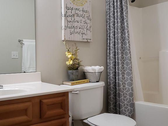 Hall bathroom for queen and full bedrooms.