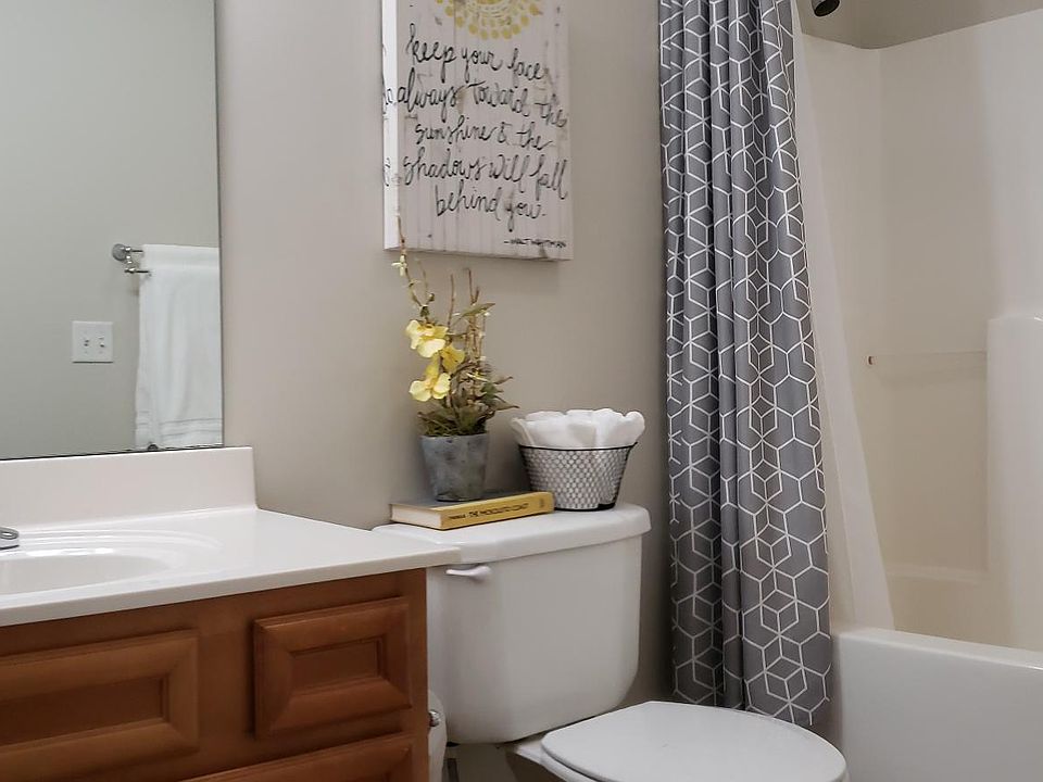 Hall bathroom for queen and full bedrooms.