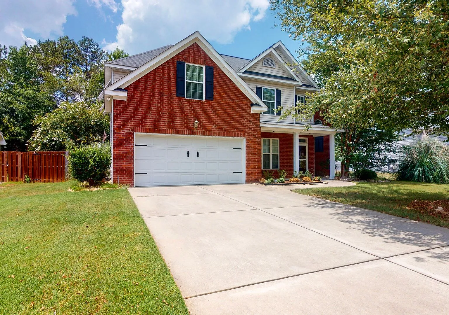 Beautiful 5 Bedroom home in Canterbury Farms! — Photo 1