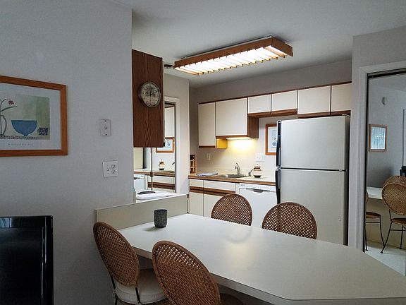 Kitchen and breakfast bar