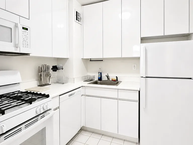 360 W 22nd St #10C — Photo 11