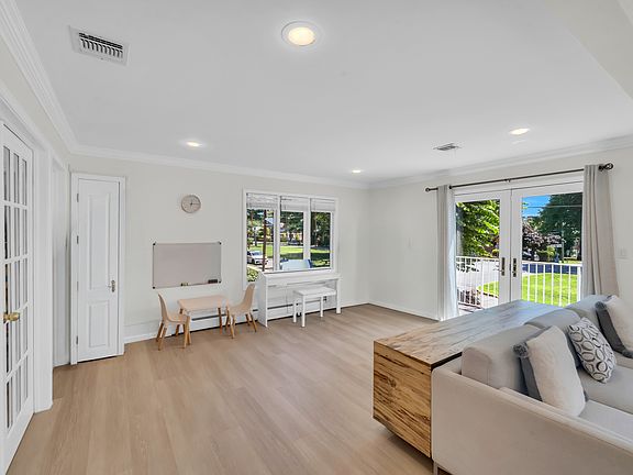 5th image of 290 Mohegan Way