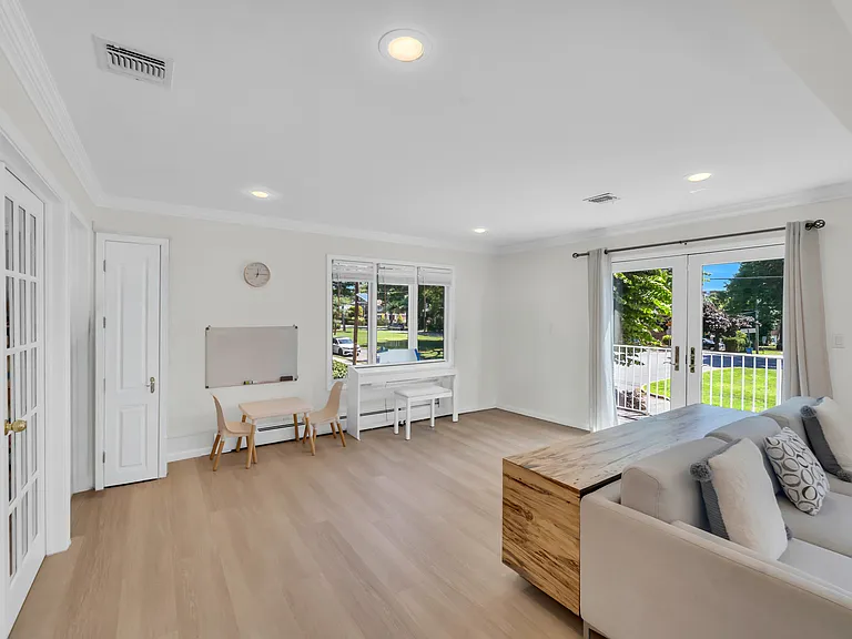 290 Mohegan Way — Photo 5