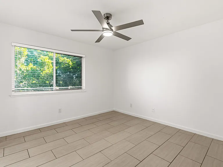 2298 N Indian Canyon Dr #E — Photo 30