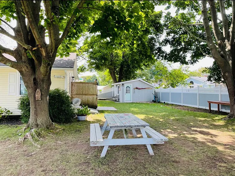 21 Town Beach Rd — Photo 5
