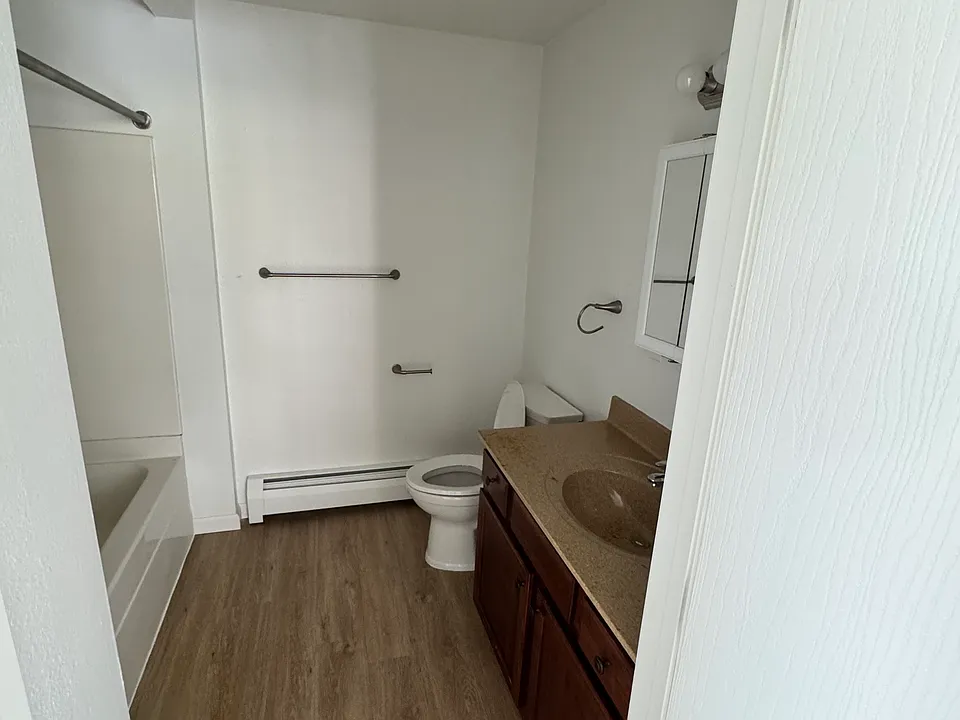 128 Arthur St #202