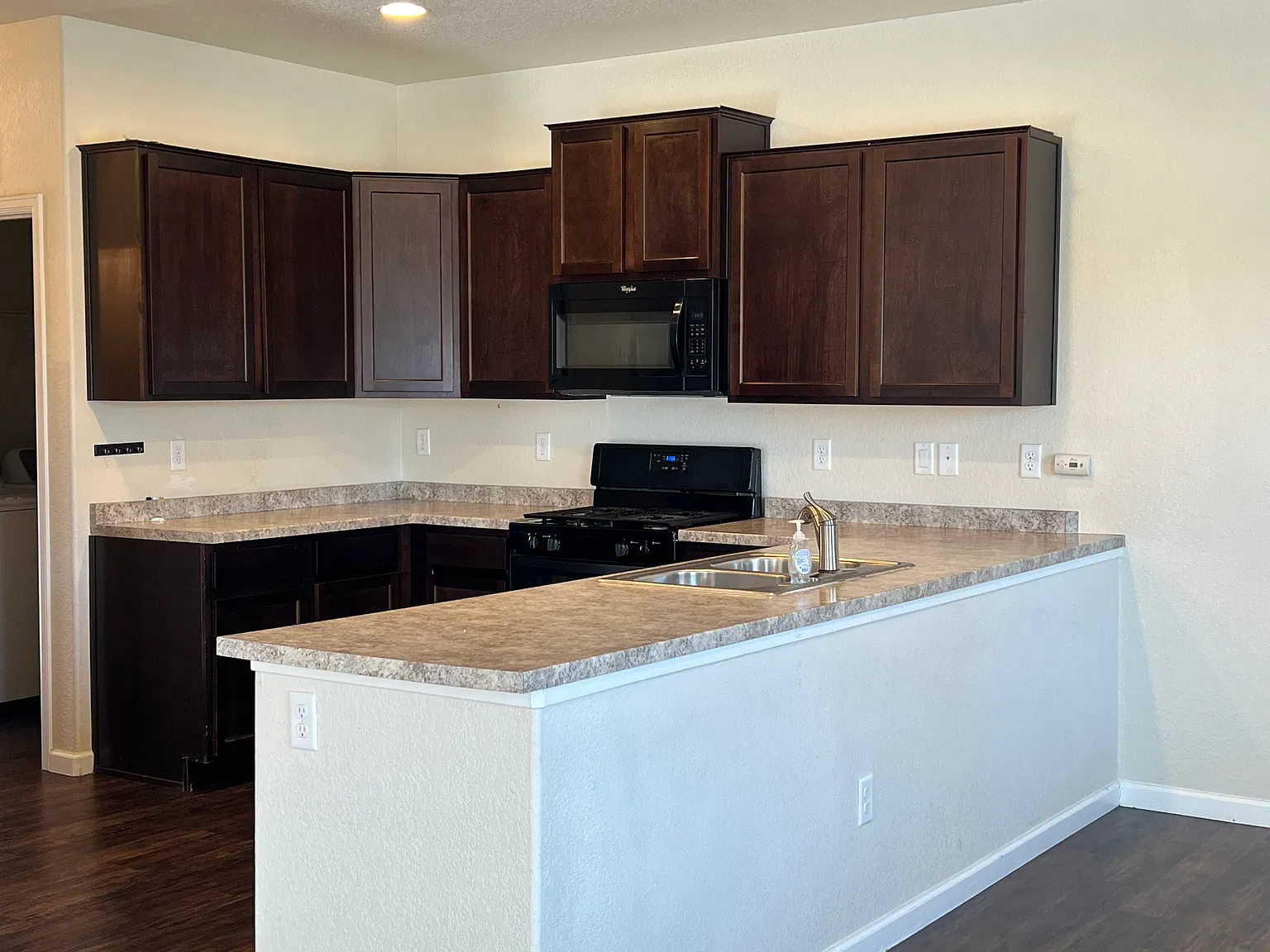 3 bed, 2142 sqft, $2,700 — Photo 3