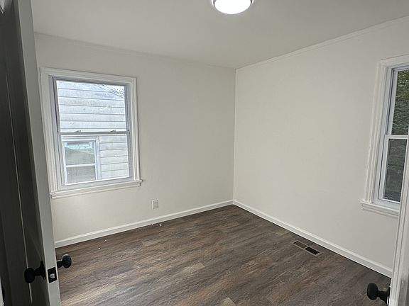 5th image of 2135 Garfield Ave