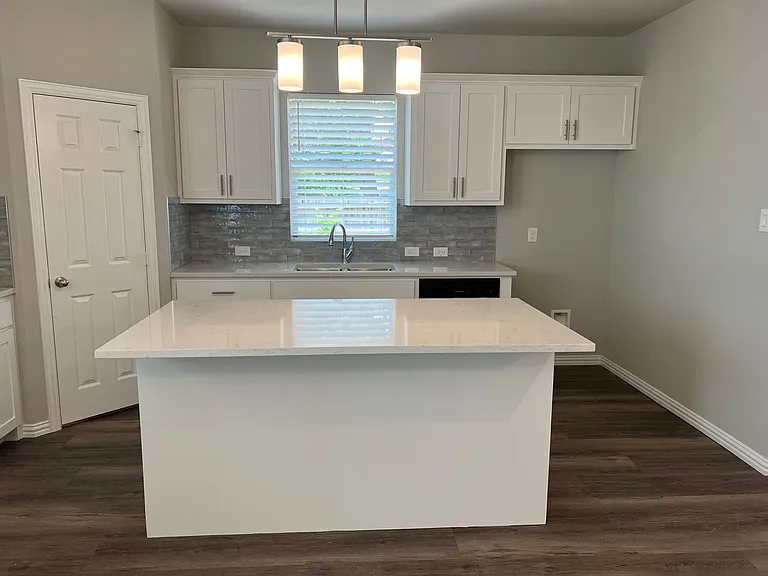 212 Wayside Ct — Photo 1