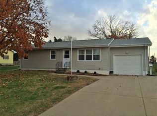 1116 E 3rd St, Vinton, IA 52349
