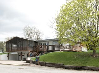 208 Hillcrest Dr NE, Solon, IA