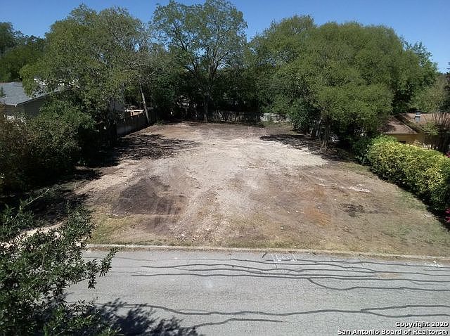 1st image of 905 Ivy Ln