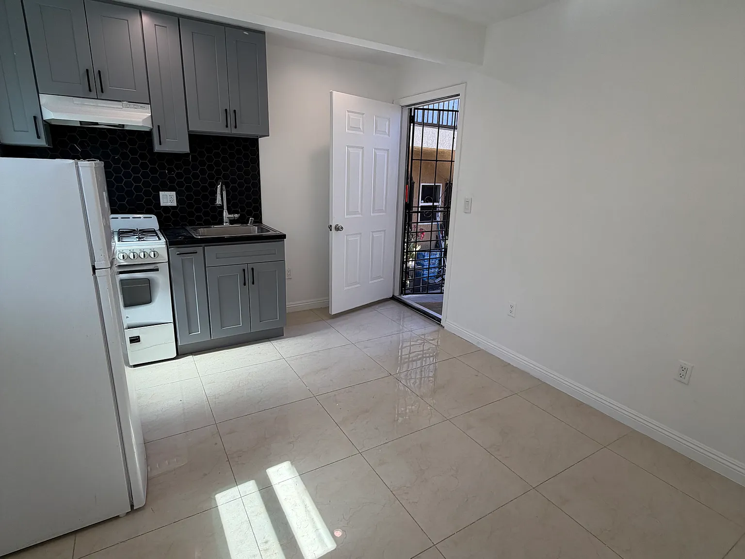 1 bed, 400 sqft, $1,700 — Photo 3