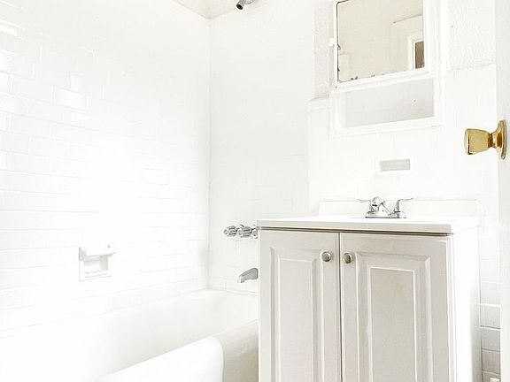 4th image of 111 W 16th St APT 4D