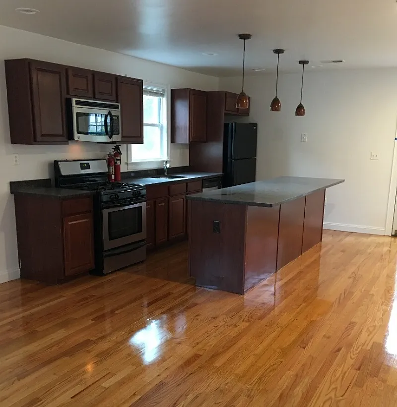 5 bed, 9999 sqft, $8,200 — Photo 1