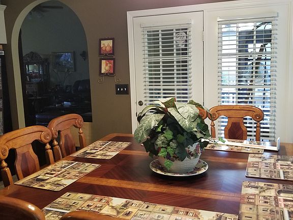 Large Eat-in Kitchen