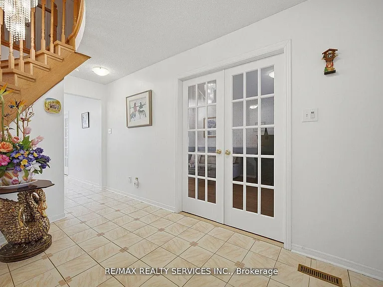 62 Fernbrook Cres — Photo 6