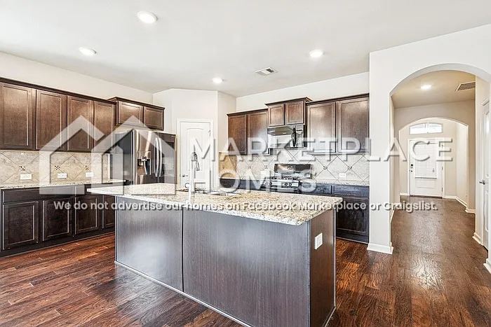4 bed, 2.0 bath, 2200 sqft, $2,400 — Photo 2