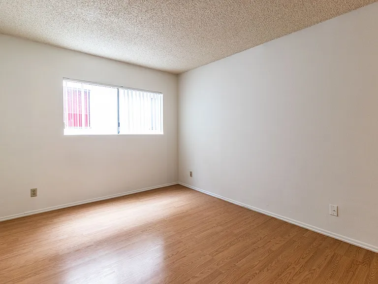 10845 Camarillo St — Photo 36