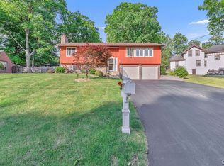 107 Hatherleigh Rd, Syracuse, NY 13209