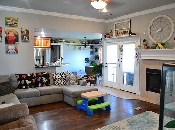 2nd image of 521 E Oxen Ln