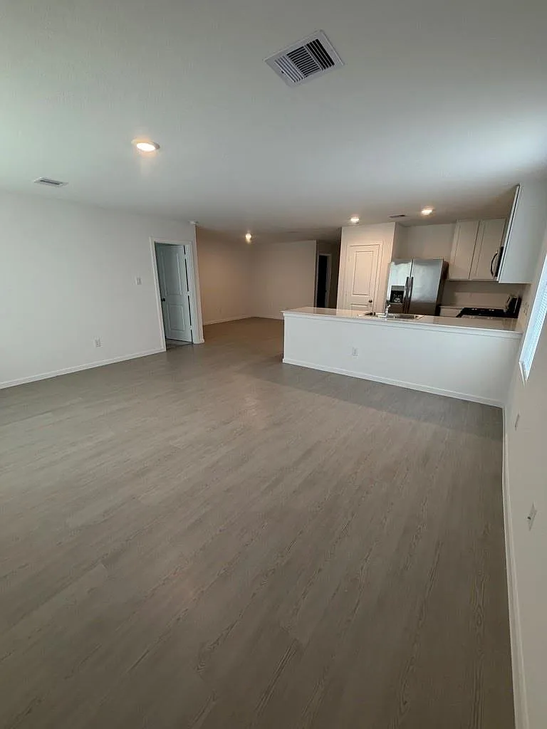 4 bed, 2.0 bath, 1760 sqft, $2,450 — Photo 3