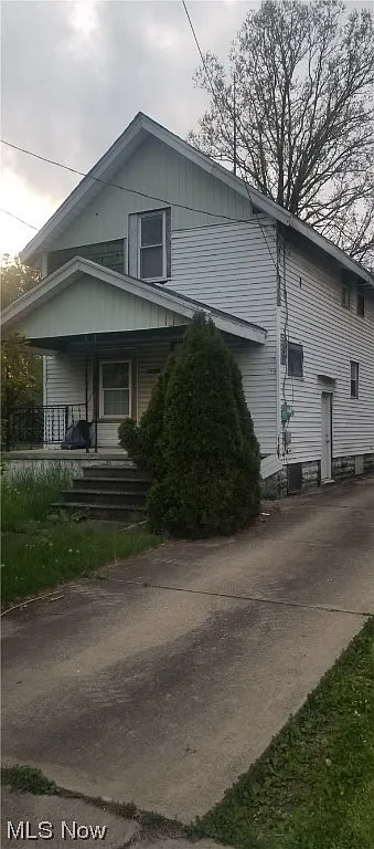 684 Maple St SW photo 1