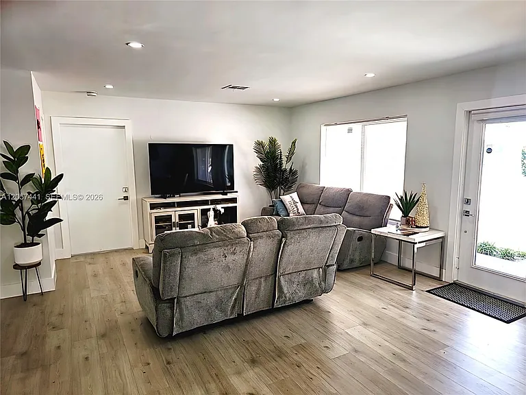 1430 NE 53rd Ct — Photo 7
