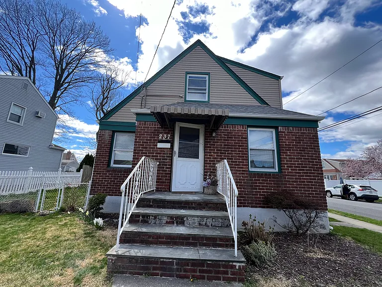 Wardwell Rd — Photo 1