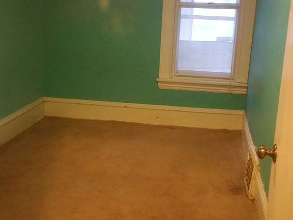 3rd image of 2946 Taylor St NE