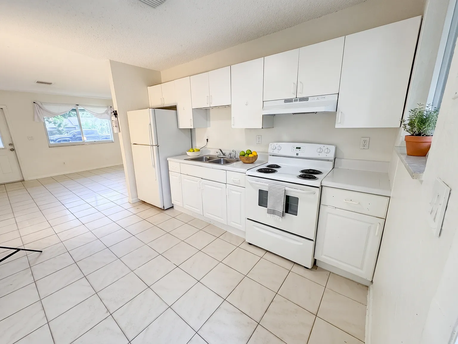 2 bed, 1050 sqft, $1,995 — Photo 4