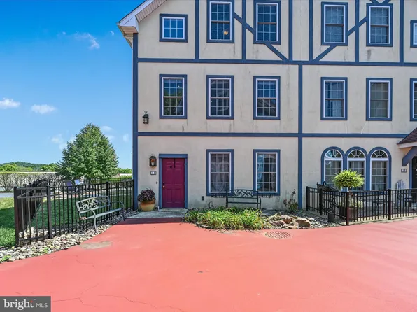 11 S Village Cir, Reinholds, PA 17569