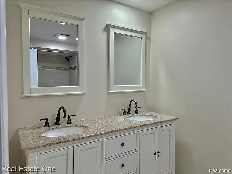 26950 Rochelle St — Photo 10