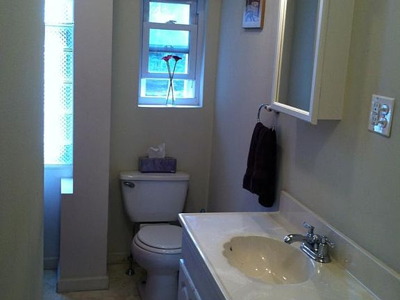 3rd image of 1918 Bainbridge St Floor 2