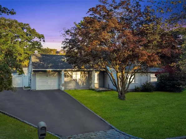 15 S Village Drive, Bellport, NY 11713