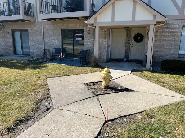 38519 Wellington Dr #9, Clinton Township, MI 48036