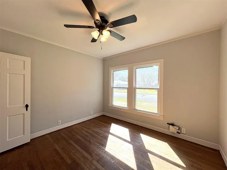 801 Avenue F — Photo 17