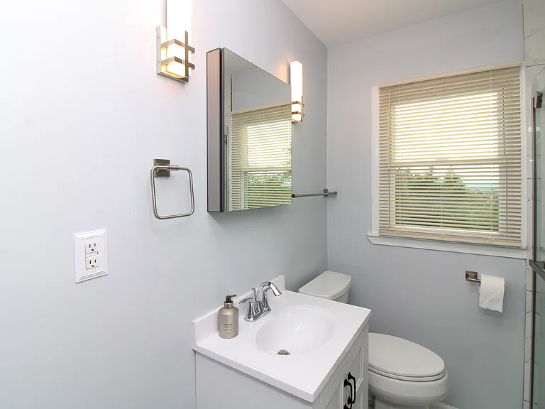 545 College St — Photo 11