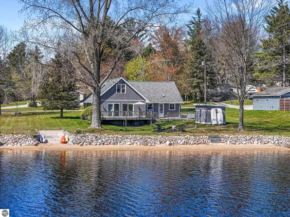 9464 Stone Ledge Lake Dr, Cadillac, MI 49601