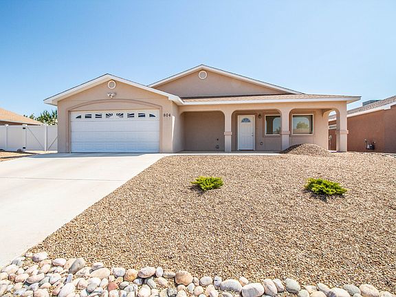 2nd image of 804 Bishop Ln