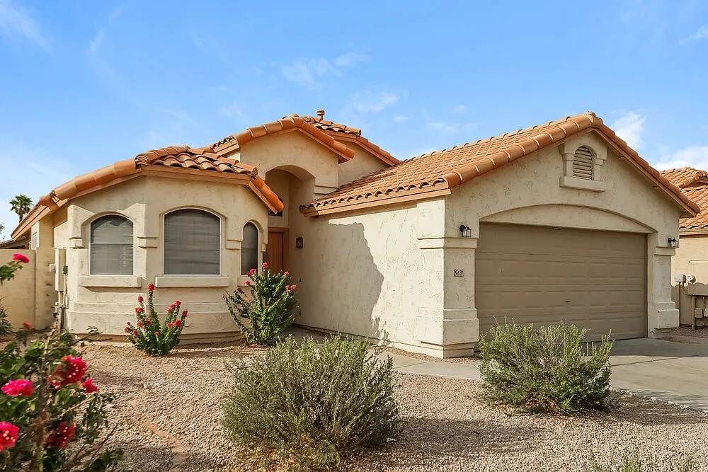3 bed, 2.0 bath, 1504 sqft, $1,985 — Photo 3