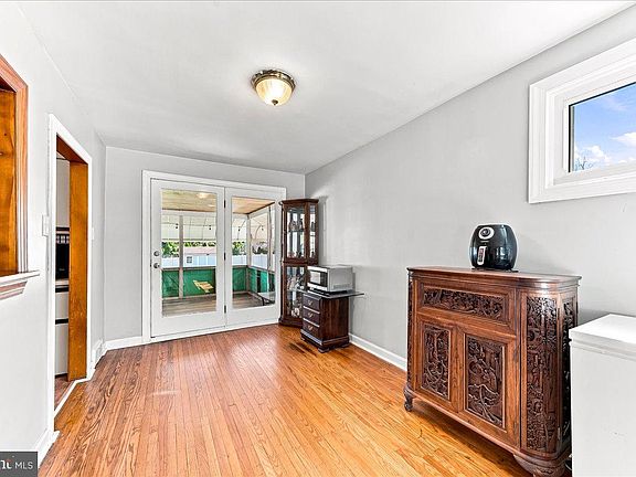5th image of 202 Ridge Ave