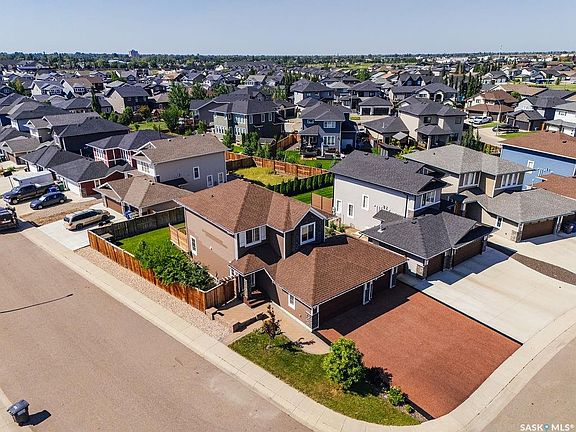 2nd image of 603 Pichler CRESCENT