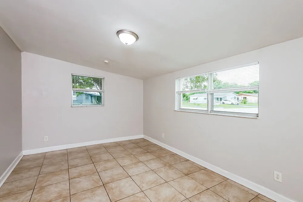 3 bed, 1.0 bath, 1239 sqft, $2,385 — Photo 3