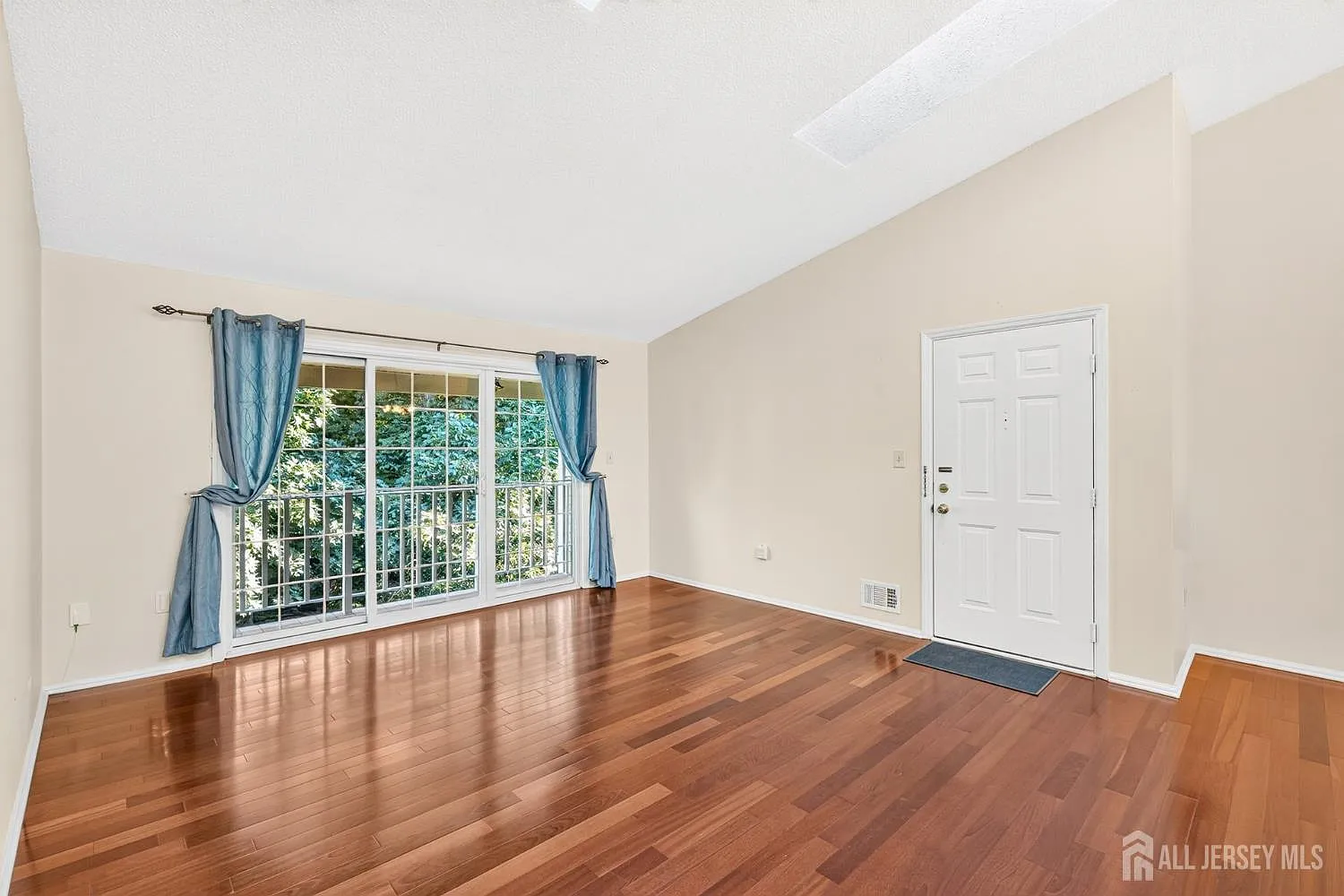 2 bed, 2.0 bath, 1113 sqft, $2,800 — Photo 2